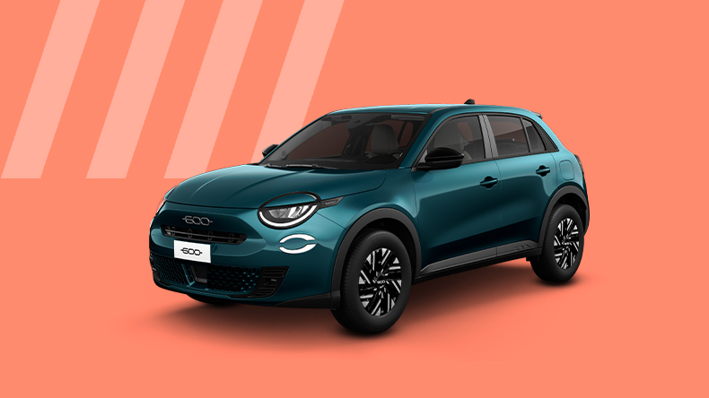 Fiat 600 hybride en teal sur fond orange, vue avant inclinée